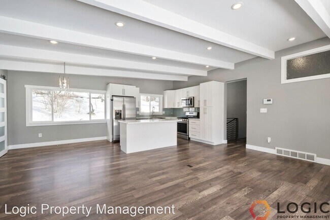 Building Photo - 4 br, 3 bath House - 2060 E. Castle Hill Ave.