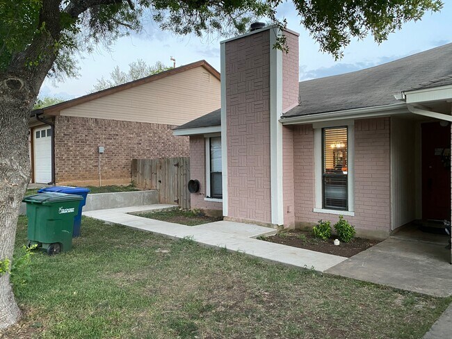 Foto del edificio - 9606 Wildwood Ridge