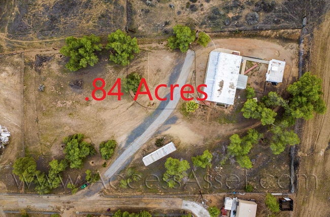 Building Photo - Charming 3 Beds / 2 Bath Home with .84 Acr...