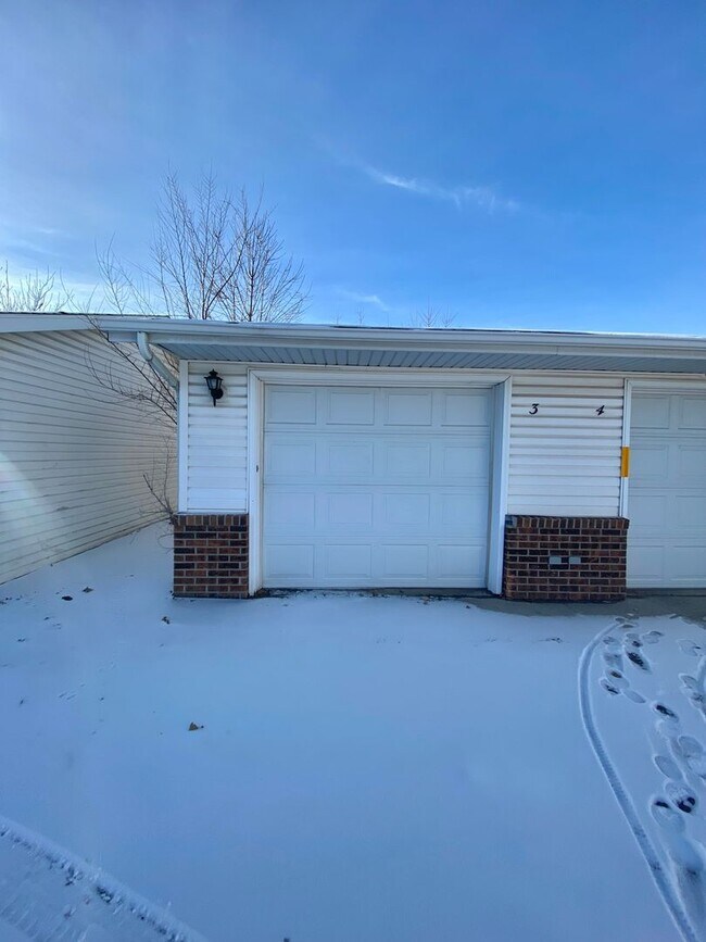Building Photo - 3 Bedroom Duplex!