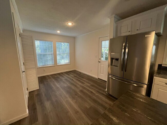 Building Photo - 10 Coachlight Ct