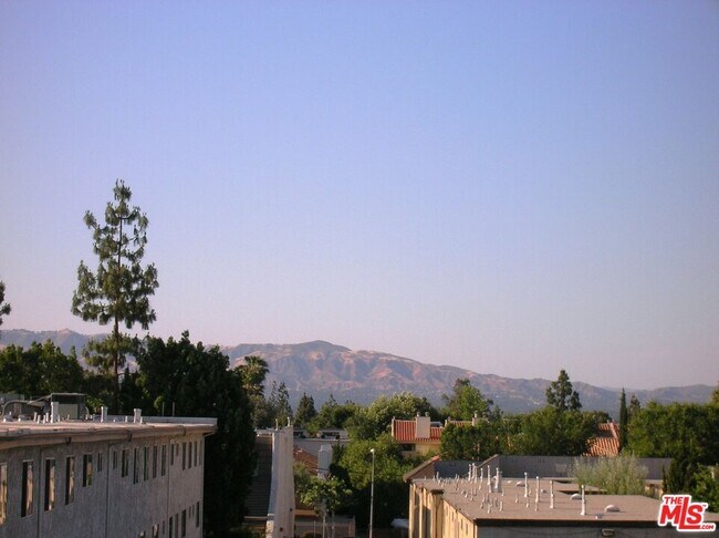 Foto del edificio - 18307 Burbank Blvd