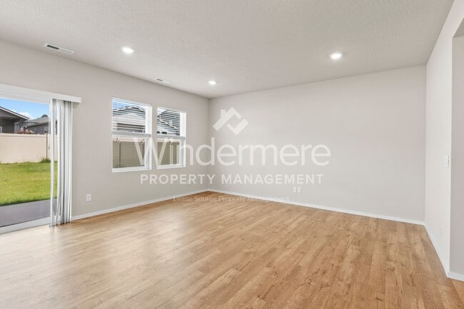 Building Photo - Beautiful New DR Horton 4 Bed 2.5 Bath Hom...