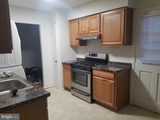 Foto del edificio - 24101 Ridge Rd
