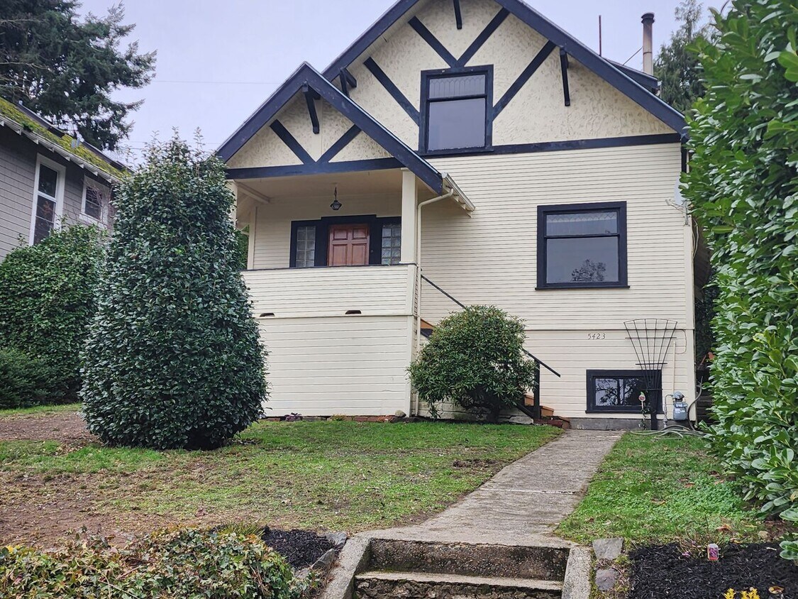 Primary Photo - 3 Bedrooms House in Great Location