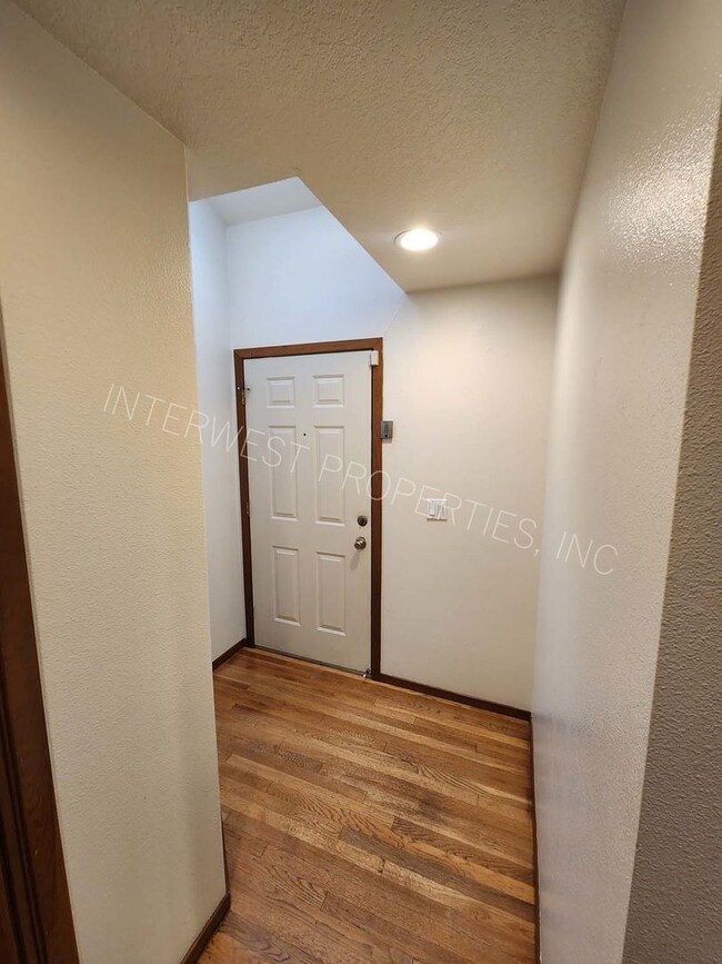 Building Photo - Very Spacious Row House off Murray with 2 ...