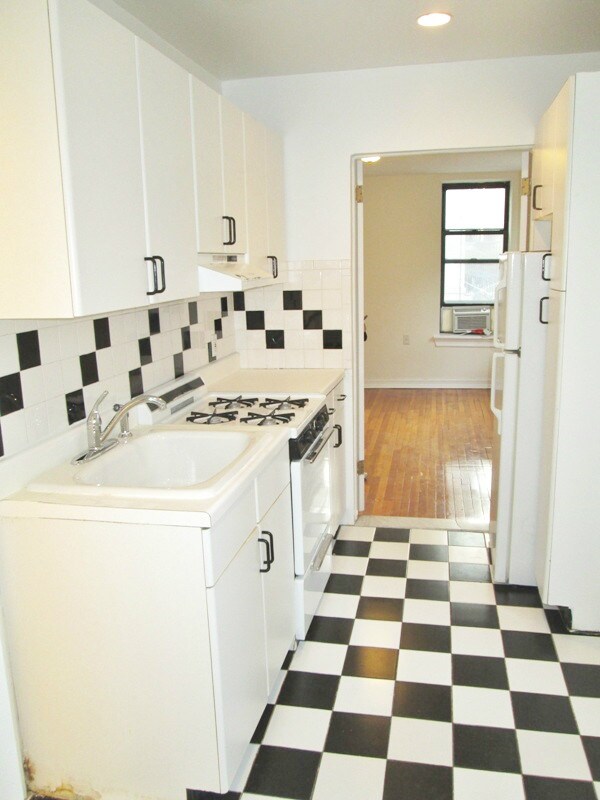 Building Photo - 400 E 91st St