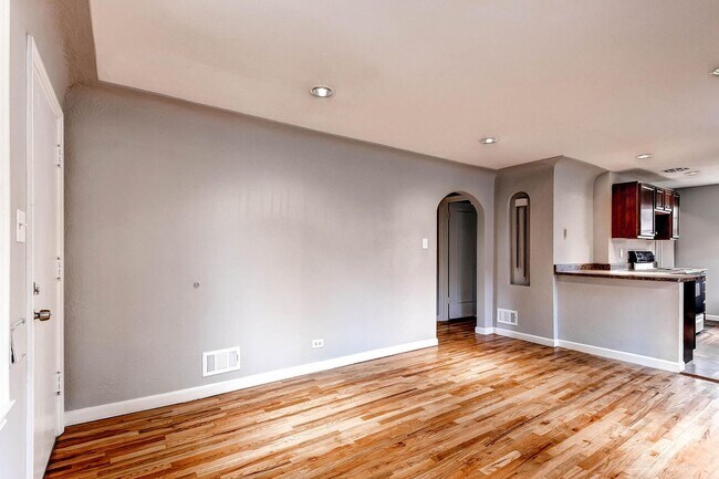 Foto del edificio - Updated 4-bed, 2-bath home - Blocks from R...