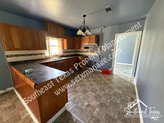 Building Photo - 3255 Charles St