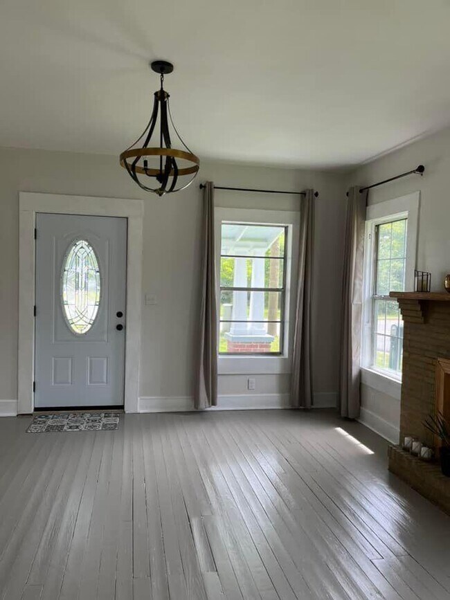 Building Photo - 145 Live Oak Ave W