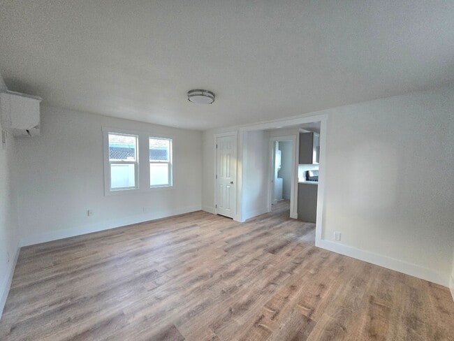 Building Photo - 706 1/2-9 1/2 Alderson Ave