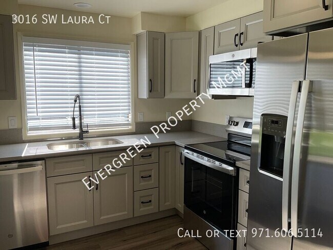 Building Photo - Fully Remodeled 2 BR x 1.5 BA | Amazing Lo...