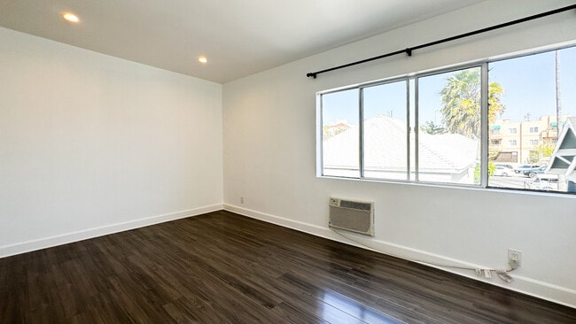 Building Photo - 319 Heliotrope Dr