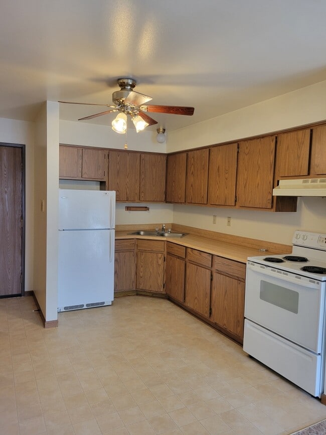 Extra large kitchen FULL SIZED appliances - W156N11495 Pilgrim Rd