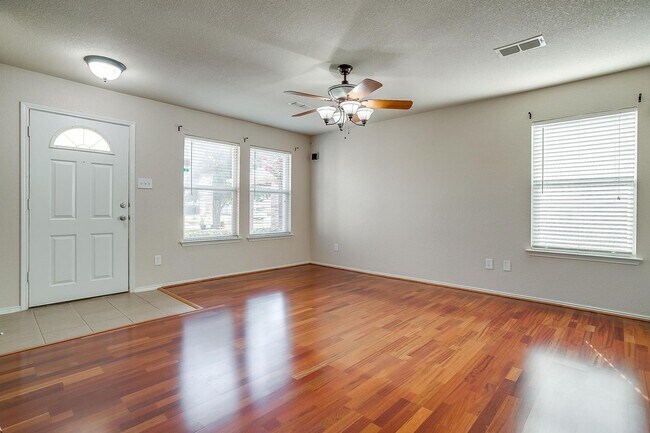 Foto del edificio - 7940 Meadow View Tr