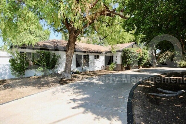 Foto del edificio - 530 E Rose Ln