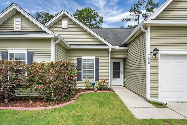 Building Photo - 4 Bedroom/2 Bath