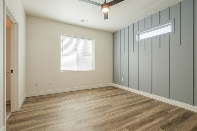Foto del edificio - 2461 Revere Rd