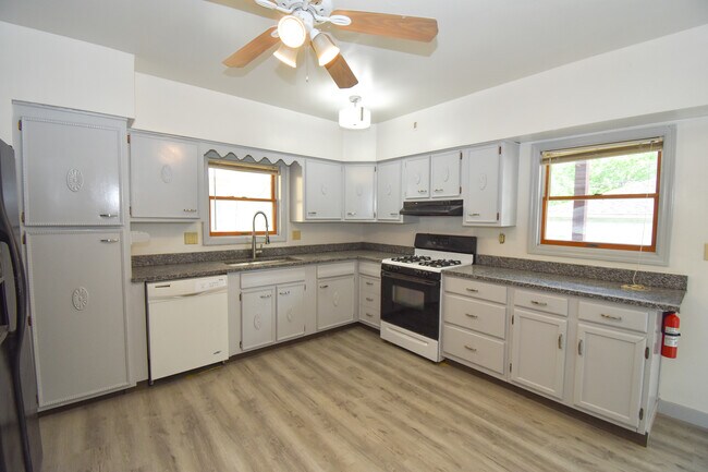 Kitchen - 1822 Crafton Blvd