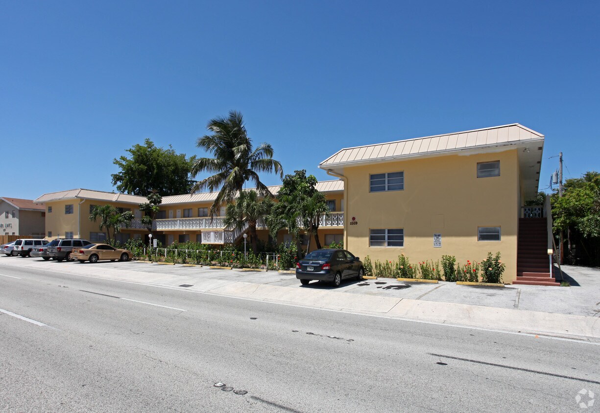 Building Photo - Capri Apartments