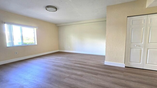 Building Photo - 1157 Golden Lakes Blvd