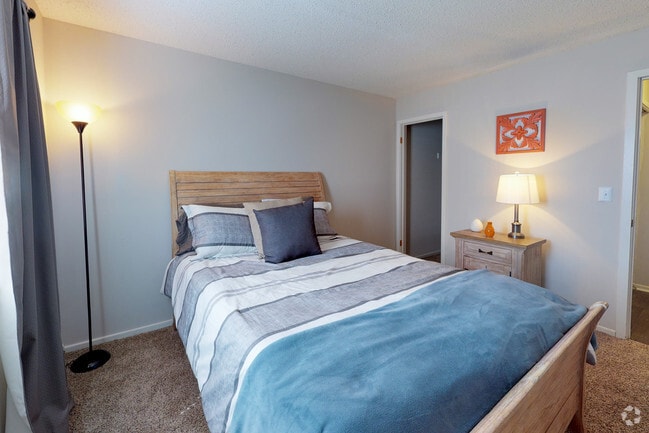 2BR, 2BA - 900 SF - Plantation Flats Apartment Homes