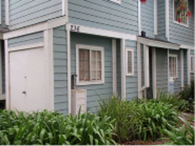 Foto del edificio - Townhouse available in Goleta