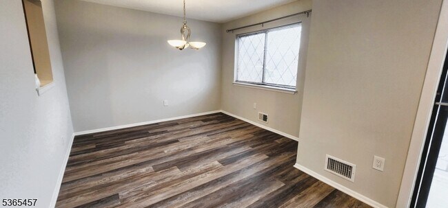 Foto del edificio - 1150 W St Georges Ave