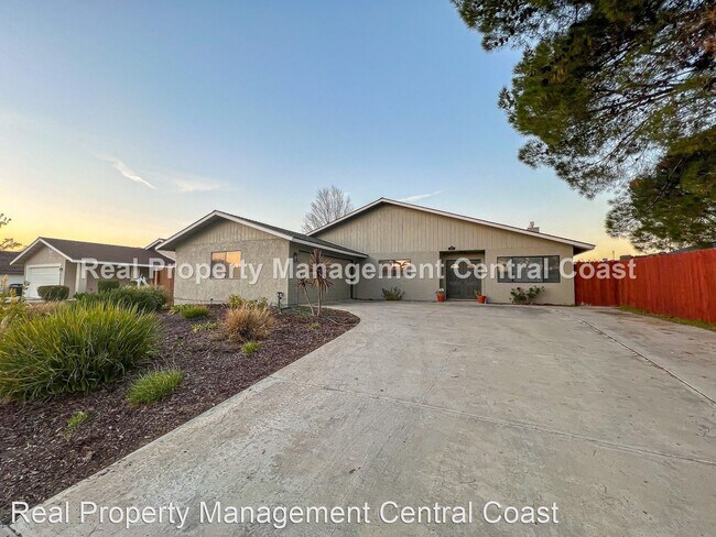 Foto del edificio - 3 br, 2 bath House - 819 Casals Drive