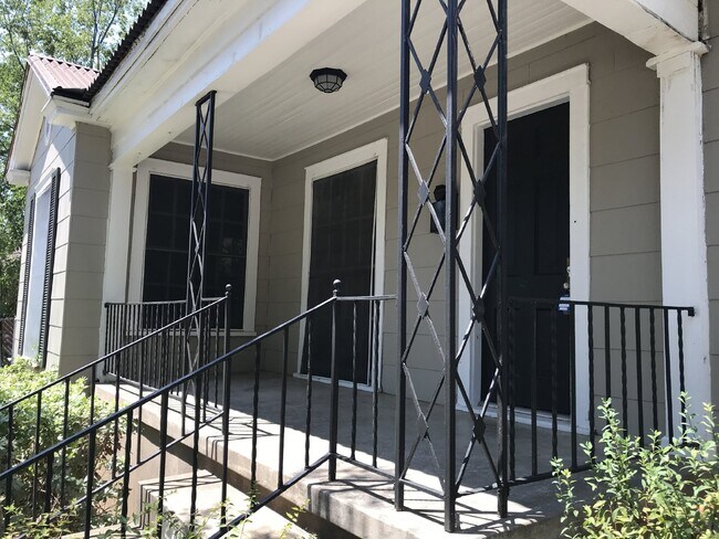 Building Photo - 2701 Fort Ave