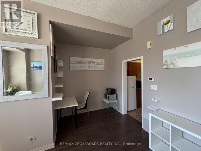 Building Photo - 2707 Bur Oak Ave