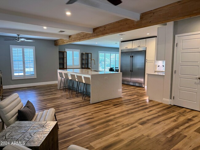 Building Photo - 830 E Ocotillo Rd