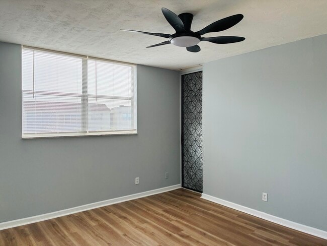 Building Photo - 2821 Somerset Dr