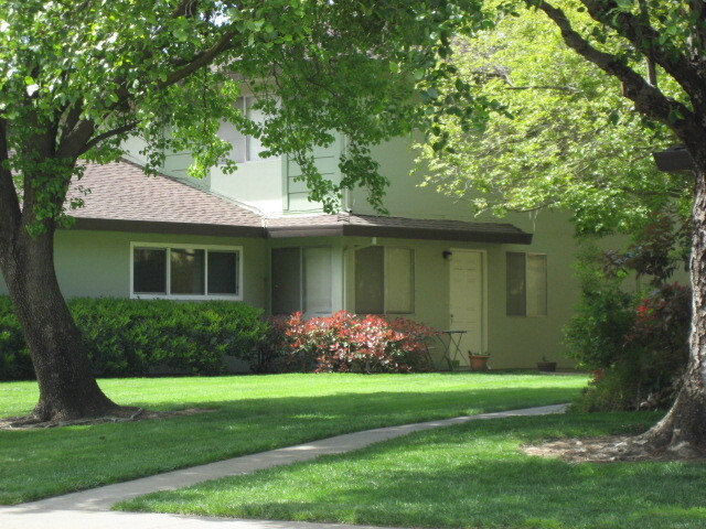 Foto principal - 2-story Townhome in North Davis