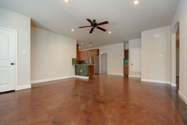 Foto del edificio - *SUMMER 7/08/2026* 4 Bed 3 Bath *FREE RENT 1st FULL MONTH* Short Walk to TCU Free Housekeeping