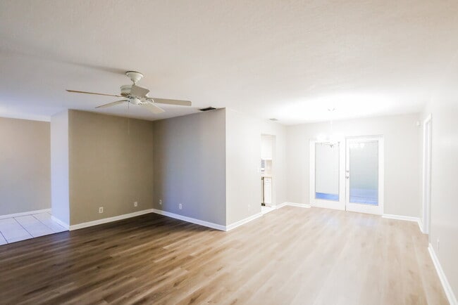 Building Photo - 12695 Westport Cir