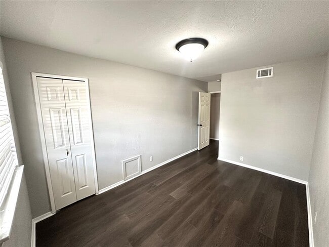 Foto del edificio - 8302 Briarwood Ln