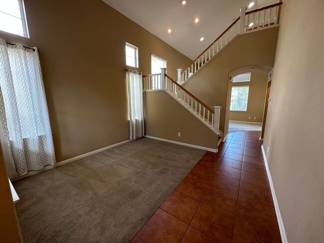 Building Photo - Beautiful 3 Bed, 2.5 Bath Two Story Garin ...