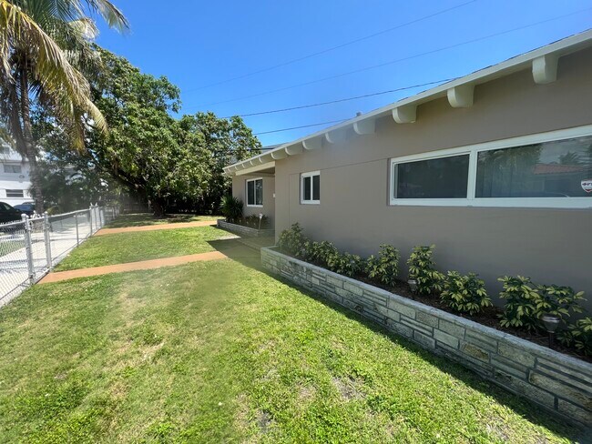 Building Photo - 2100 SW 26th St