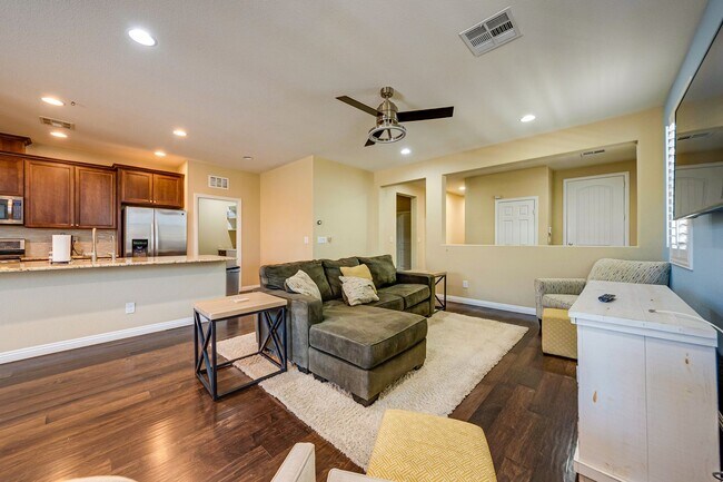 Building Photo - Single-Story Living with Modern Finishes – Available Furnished or Unfurnished