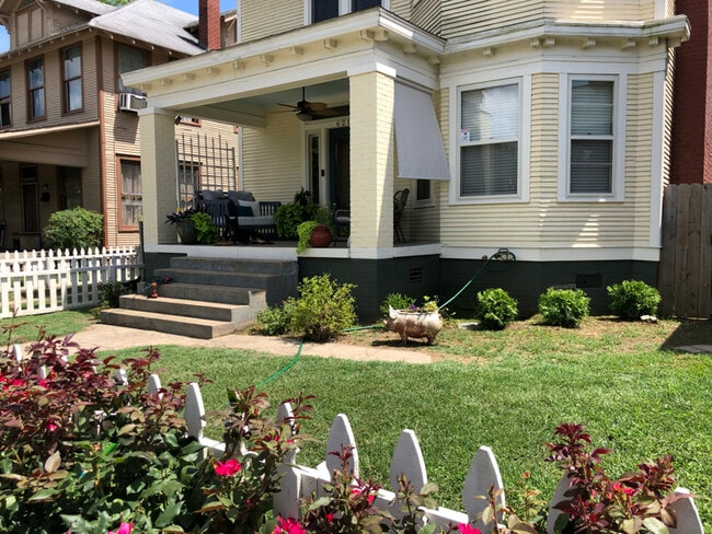 Building Photo - 621 W Daisy L Gatson Bates Dr