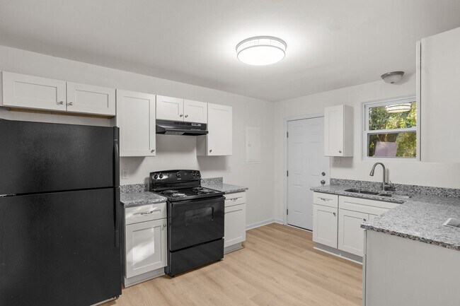 Foto del edificio - 2000 Flower Ln