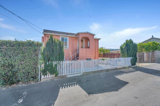 Building Photo - 735 2nd Ln