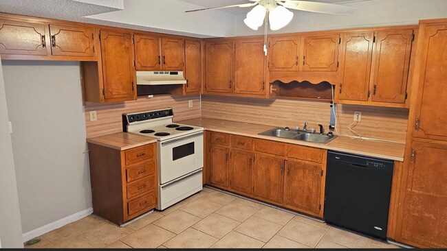 Building Photo - 2487 Hampstead Dr