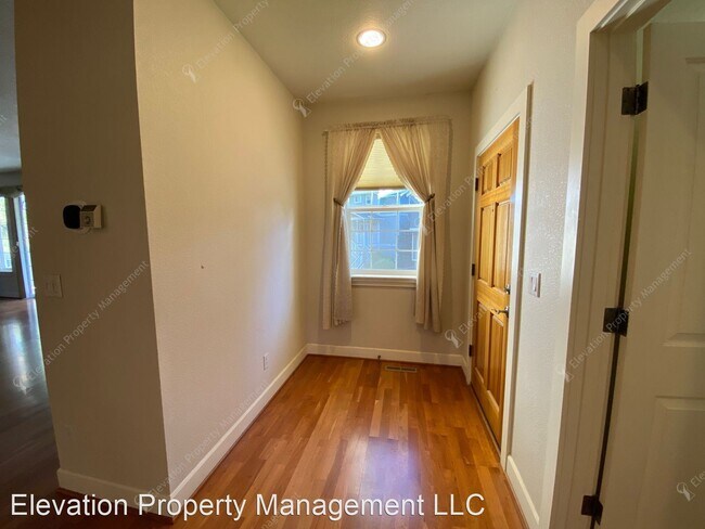 Building Photo - 2 br, 2 bath House - 1829 NE Berg Way