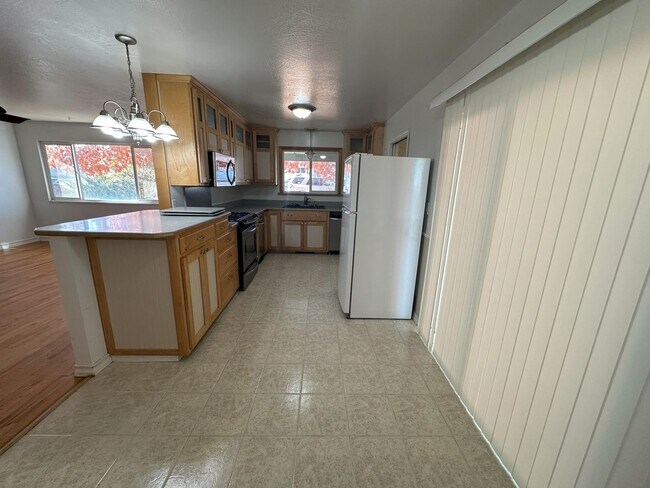 Building Photo - Three Bedroom, Two Bathroom Home in Susanv...