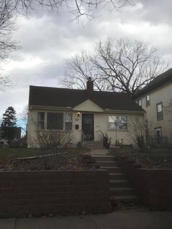 Building Photo - 709 Como Ave