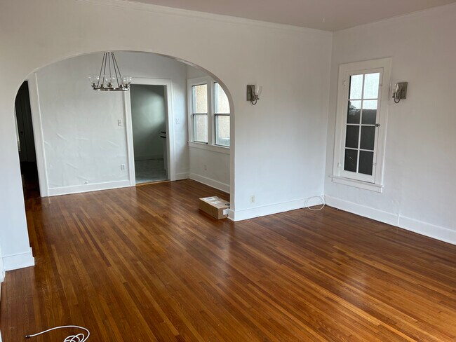 Sala de estar/Comedor - 1283 S Highland Ave