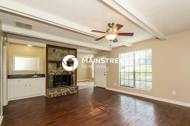 Building Photo - 3 Bedroom Pet-Friendly Home in Riverdale, ...