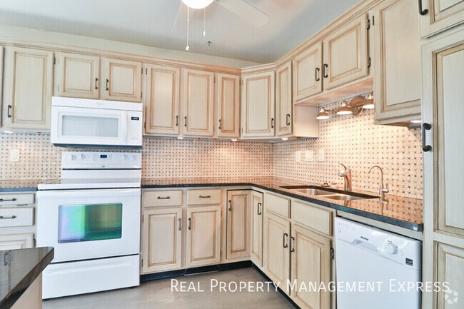Building Photo - Spacious 2 Bedroom 2 Bath House with Bonus...